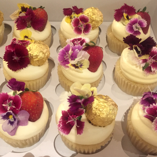 Buttercream Cupcakes / Edible Flowers & Strawberries